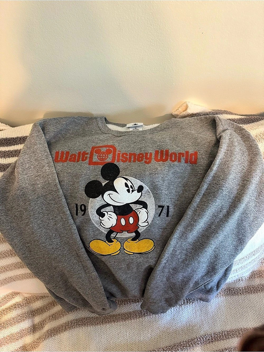 Authentic Vintage Disney Mickey Mouse Graphic Sweatshirt Size M